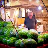 Un�idea originale venuta in mente al 74enne Donato Genchi, che nel 1974 ha aperto in via della Costituente, insieme con la moglie Rosaria Rossina, una bancarella che offre cocomeri pr�t-a-manger